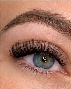 Lash extensions with a groomed natural brow