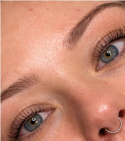 Lash lift with shaped, tinted brows